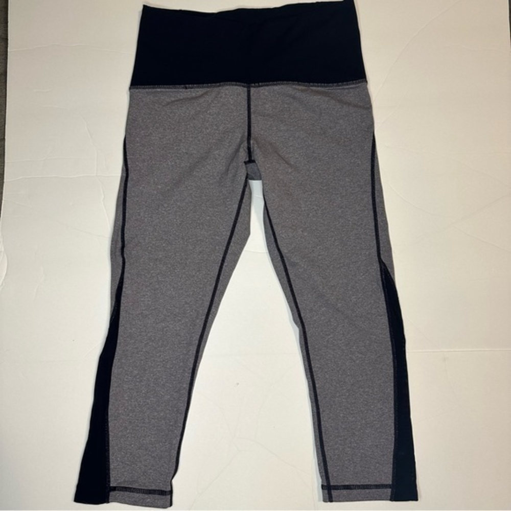 Women’s‎ Lululemon Size 2 Gray/Black Capri Leggings with Mesh Design